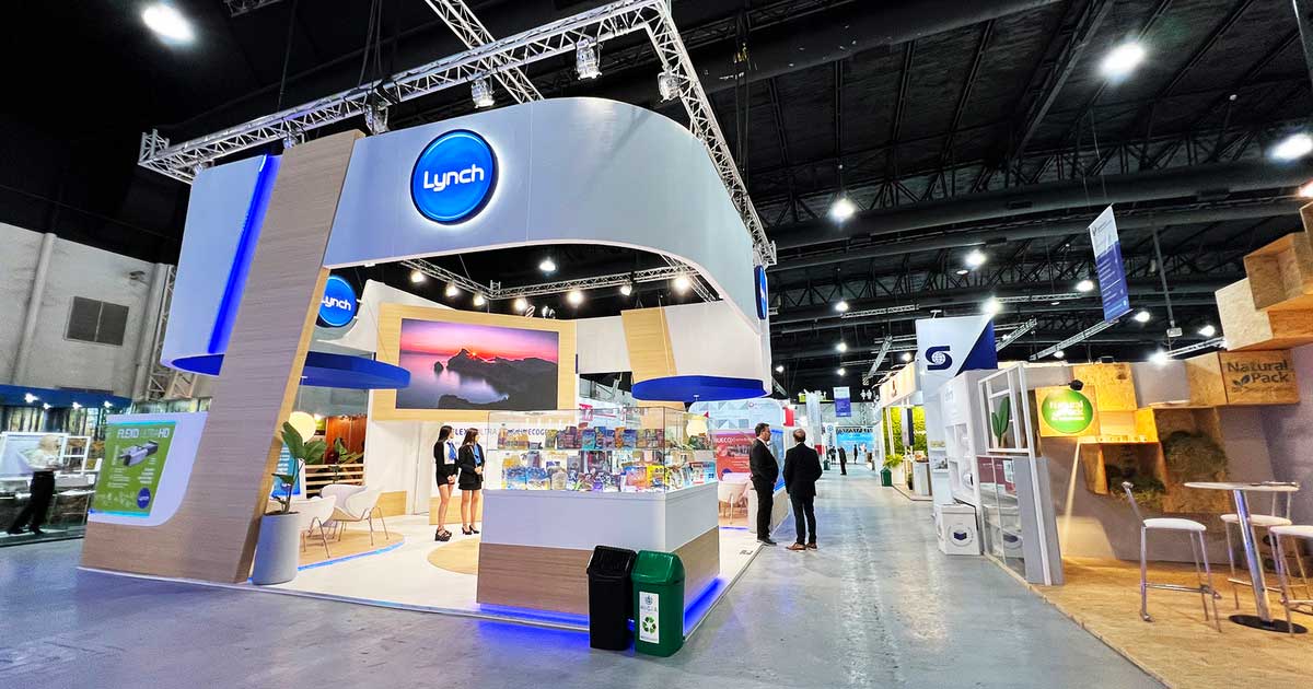 Stand híbrido con estructura interna modular y elementos de diseño a medida en frentes y gráfica